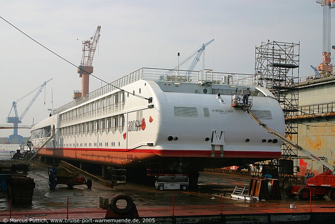 Flusskreuzfahrtschiff A-ROSA LUNA am 24. M&auml;rz 2005 im Ostseebad Warnem&uuml;nde.