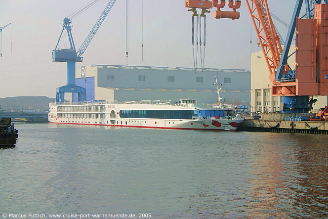 Flusskreuzfahrtschiff A-ROSA STELLA am 24. M&auml;rz 2005 im Ostseebad Warnem&uuml;nde.