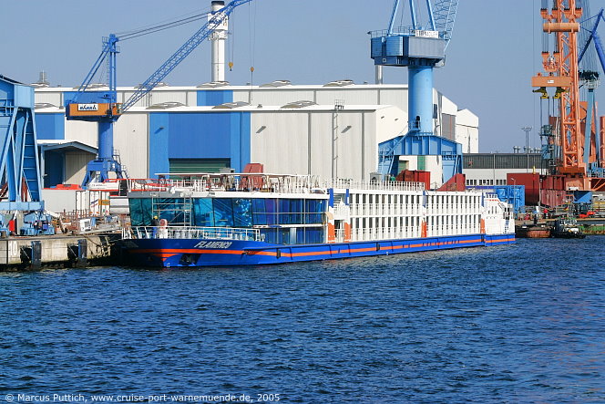 Flusskreuzfahrtschiff FLAMENCO am 22. April 2005 im Ostseebad Warnem&uuml;nde.