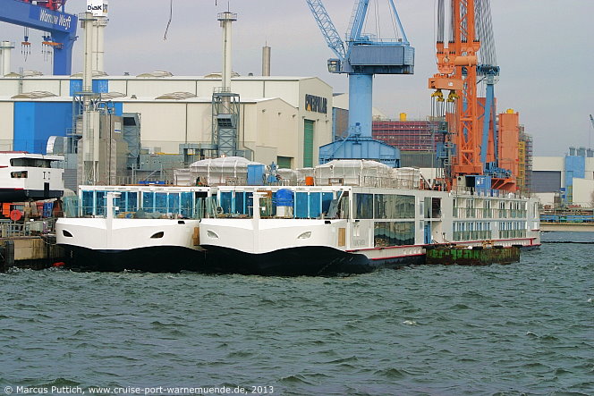 Flusskreuzfahrtschiff VIKING FORSETI (links) und Flusskreuzfahrtschiff VIKING RINDA (rechts) am 17. M&auml;rz 2013 im Ostseebad Warnem&uuml;nde.