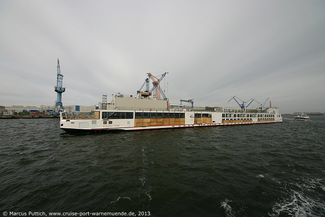 Flusskreuzfahrtschiff VIKING TOR am 17. M&auml;rz 2013 im Ostseebad Warnem&uuml;nde.
