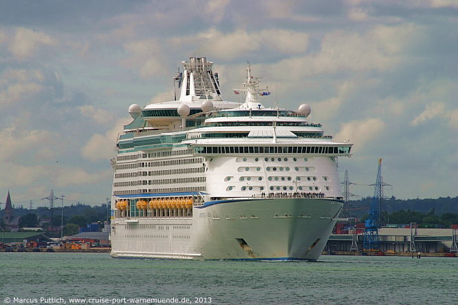 Das Kreuzfahrtschiff ADVENTURE OF THE SEAS von der Kreuzfahrtreederei Royal Caribbean International am 13. Juni 2013 in Southampton (England).