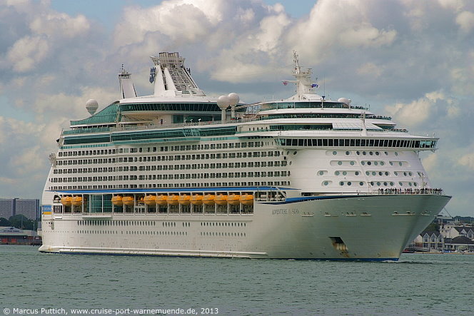Das Kreuzfahrtschiff ADVENTURE OF THE SEAS von der Kreuzfahrtreederei Royal Caribbean International am 13. Juni 2013 in Southampton (England).