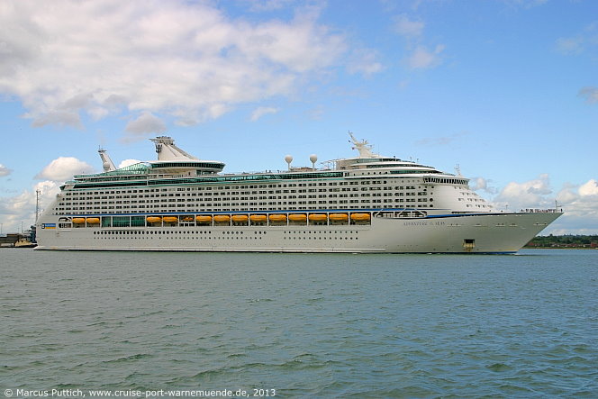 Das Kreuzfahrtschiff ADVENTURE OF THE SEAS von der Kreuzfahrtreederei Royal Caribbean International am 13. Juni 2013 in Southampton (England).