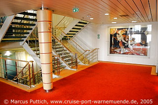 Das Kreuzfahrtschiff AIDAcara: Das mittlere Treppenhaus auf Deck 8.
