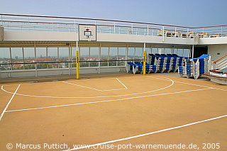 Das Kreuzfahrtschiff AIDAcara: Das Volleyball- und Basketballfeld auf Deck 10.