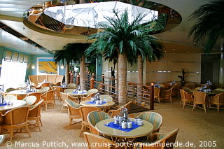 Das Kreuzfahrtschiff AIDAcara: Das Calypso Restaurant auf Deck 9.