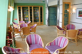 Das Kreuzfahrtschiff AIDAcara: Die Bibliothek auf Deck 9.