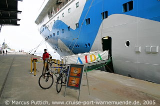 Das Kreuzfahrtschiff AIDAcara: Der Gangway-Bereich auf Deck 5.