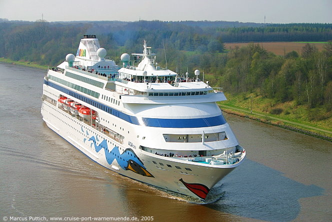 Das Kreuzfahrtschiff AIDAcara am 17. April 2005 im Nord-Ostsee-Kanal.