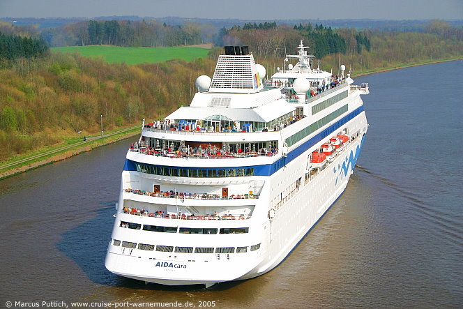 Das Kreuzfahrtschiff AIDAcara am 17. April 2005 im Nord-Ostsee-Kanal.