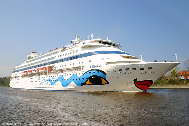 Das Kreuzfahrtschiff AIDAcara am 17. April 2005 im Nord-Ostsee-Kanal.