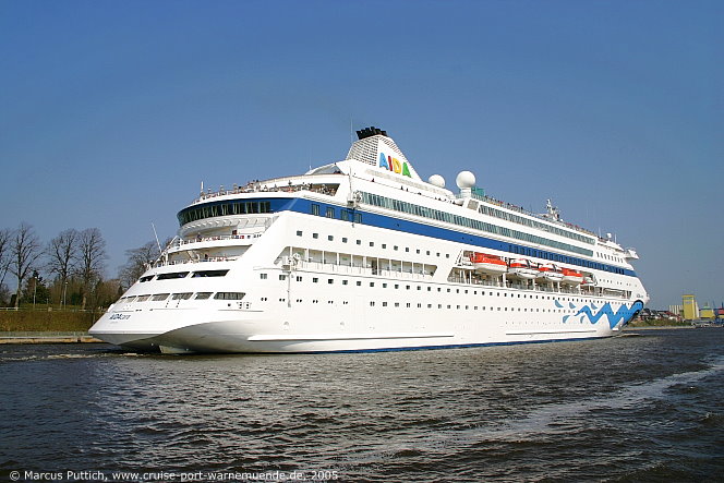 Das Kreuzfahrtschiff AIDAcara am 17. April 2005 im Nord-Ostsee-Kanal.