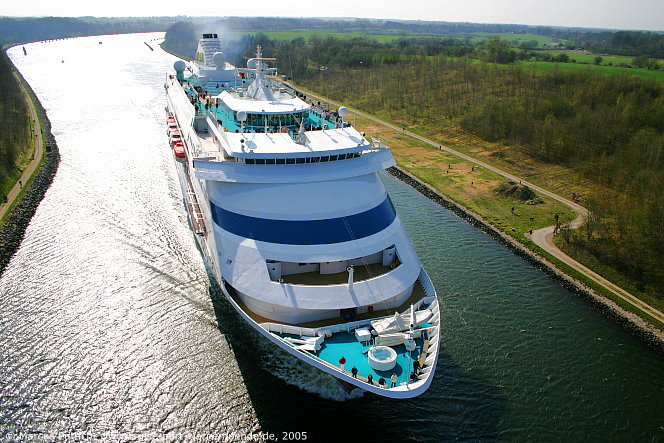 Das Kreuzfahrtschiff AIDAcara am 17. April 2005 im Nord-Ostsee-Kanal.