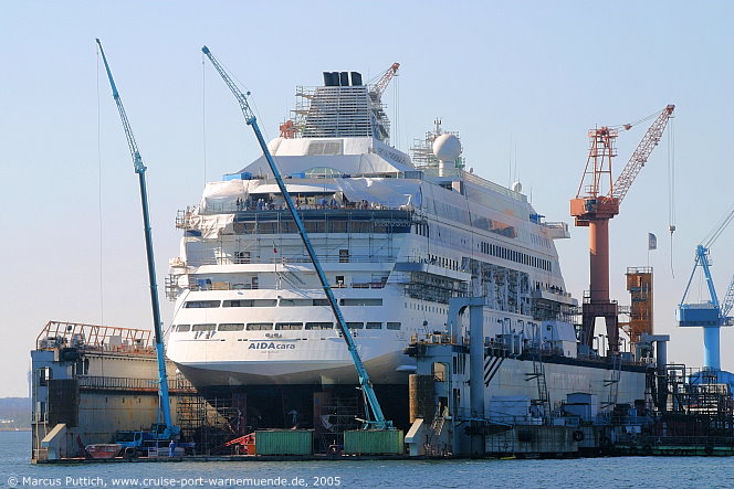 Das Kreuzfahrtschiff AIDAcara am 22. April 2005 auf der Neptun Werft im Ostseebad Warnemünde.