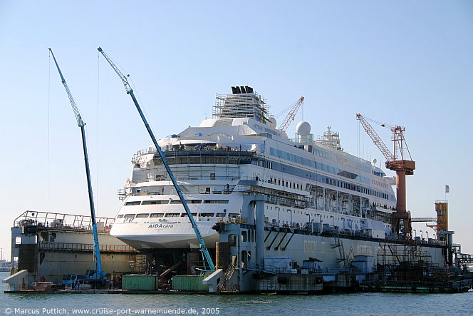 Das Kreuzfahrtschiff AIDAcara am 22. April 2005 auf der Neptun Werft im Ostseebad Warnemünde.