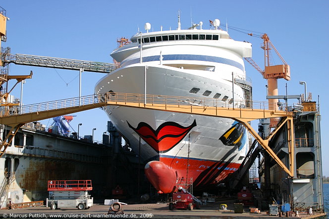 Das Kreuzfahrtschiff AIDAcara am 22. April 2005 auf der Neptun Werft im Ostseebad Warnemünde.