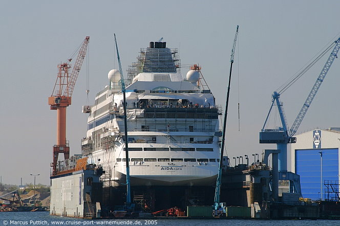 Das Kreuzfahrtschiff AIDAcara am 22. April 2005 auf der Neptun Werft im Ostseebad Warnemünde.