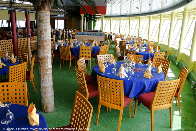 Das Kreuzfahrtschiff AIDAcara: Das Markt Restaurant auf Deck 8.