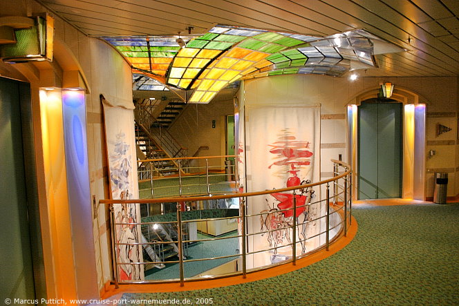Das Kreuzfahrtschiff AIDAcara: Fahrstuhlbereich auf Deck 7.