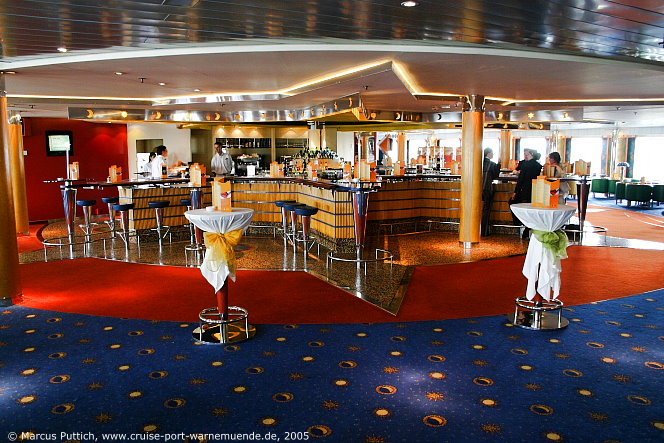 Das Kreuzfahrtschiff AIDAcara: Die AIDA Bar auf Deck 8.