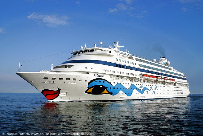 Das Kreuzfahrtschiff AIDAcara am 14. Juli 2005 im Ostseebad Warnemünde.