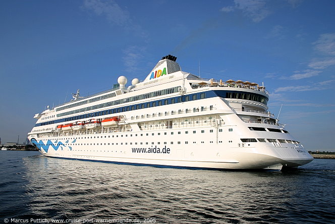 Das Kreuzfahrtschiff AIDAcara am 14. Juli 2005 im Ostseebad Warnemünde.