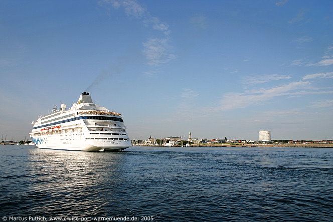 Das Kreuzfahrtschiff AIDAcara am 14. Juli 2005 im Ostseebad Warnemünde.