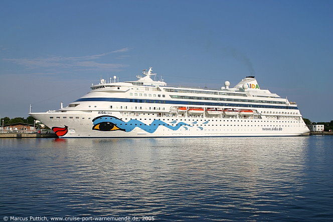 Das Kreuzfahrtschiff AIDAcara am 14. Juli 2005 im Ostseebad Warnemünde.