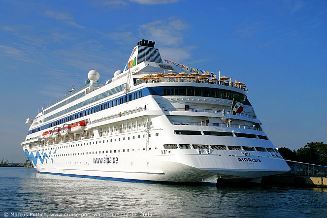 Das Kreuzfahrtschiff AIDAcara am 14. Juli 2005 im Ostseebad Warnemünde.