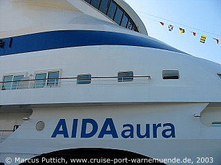 Das Kreuzfahrtschiff AIDAaura am 06. April 2003 im Kreuzfahrthafen Warnemünde in der Hansestadt Rostock (Erstanlauf).