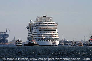 Kreuzfahrtschiff AIDAbella am 21. April 2008 im Kreuzfahrthafen Warnem&uuml;nde in der Hansestadt Rostock.