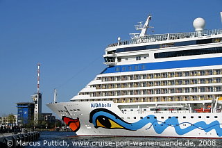 Kreuzfahrtschiff AIDAbella am 21. April 2008 im Kreuzfahrthafen Warnem&uuml;nde in der Hansestadt Rostock.