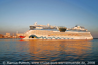 Kreuzfahrtschiff AIDAbella am 24. April 2008 im Kreuzfahrthafen Warnem&uuml;nde in der Hansestadt Rostock.