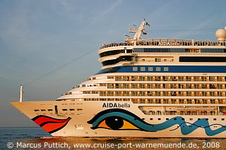 Kreuzfahrtschiff AIDAbella am 05. Mai 2008 im Kreuzfahrthafen Warnem&uuml;nde in der Hansestadt Rostock.