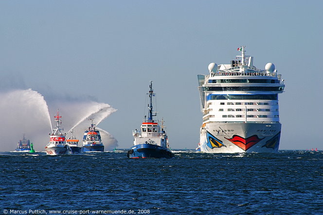 Kreuzfahrtschiff AIDAbella am 21. April 2008 im Kreuzfahrthafen Warnem&uuml;nde in der Hansestadt Rostock.