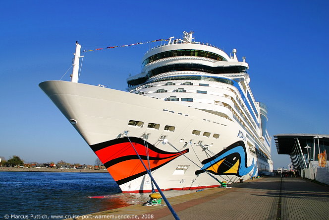 Kreuzfahrtschiff AIDAbella am 21. April 2008 im Kreuzfahrthafen Warnem&uuml;nde in der Hansestadt Rostock.
