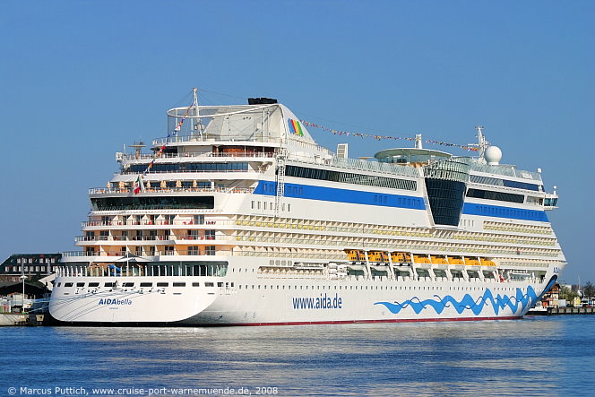 Kreuzfahrtschiff AIDAbella am 23. April 2008 im Kreuzfahrthafen Warnem&uuml;nde in der Hansestadt Rostock.