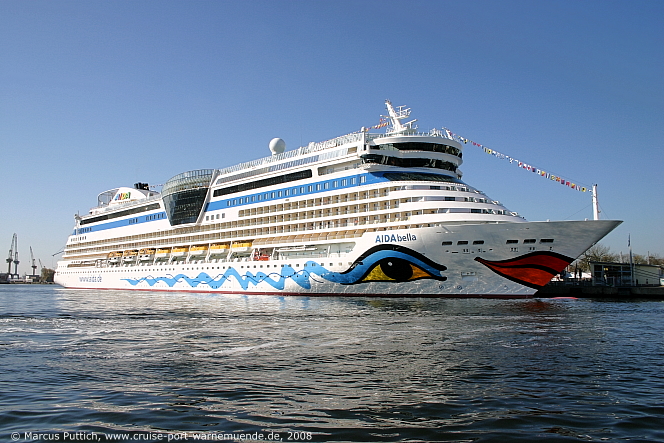 Kreuzfahrtschiff AIDAbella am 23. April 2008 im Kreuzfahrthafen Warnem&uuml;nde in der Hansestadt Rostock.