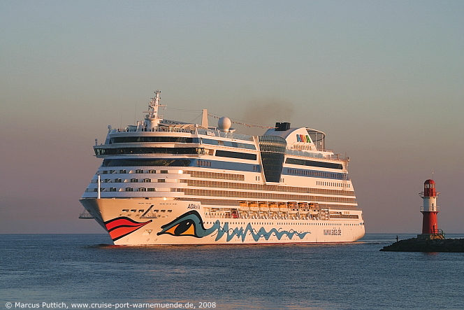 Kreuzfahrtschiff AIDAbella am 24. April 2008 im Kreuzfahrthafen Warnem&uuml;nde in der Hansestadt Rostock.