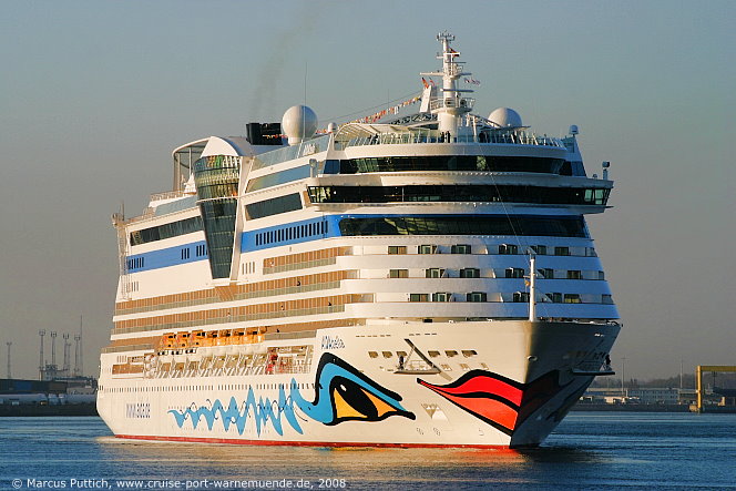 Kreuzfahrtschiff AIDAbella am 24. April 2008 im Kreuzfahrthafen Warnem&uuml;nde in der Hansestadt Rostock.