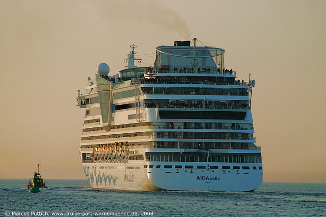 Kreuzfahrtschiff AIDAbella am 05. Mai 2008 im Kreuzfahrthafen Warnem&uuml;nde in der Hansestadt Rostock.