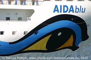 Das Kreuzfahrtschiff AIDAblu am 27. Mai 2012 im Kreuzfahrthafen Warnemünde in der Hansestadt Rostock.