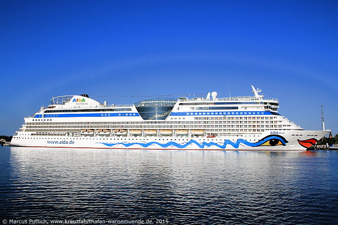 Das Kreuzfahrtschiff AIDAdiva am 17. Juli 2015 im Kreuzfahrthafen Warnemünde in der Hansestadt Rostock.