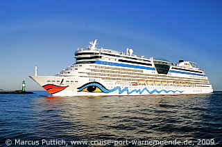 Das Kreuzfahrtschiff AIDAluna am 01. Juni 2009 im Kreuzfahrthafen Warnem&uuml;nde in der Hansestadt Rostock.