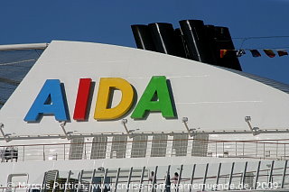 Das Kreuzfahrtschiff AIDAluna am 01. Juni 2009 im Kreuzfahrthafen Warnem&uuml;nde in der Hansestadt Rostock.