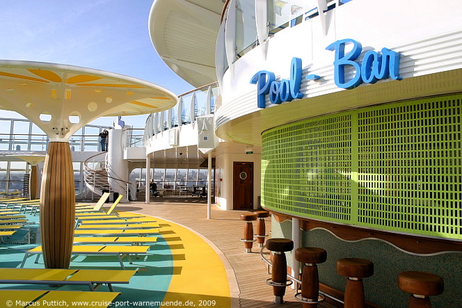 Kreuzfahrtschiff AIDAluna: Die Pool Bar auf Deck 12.