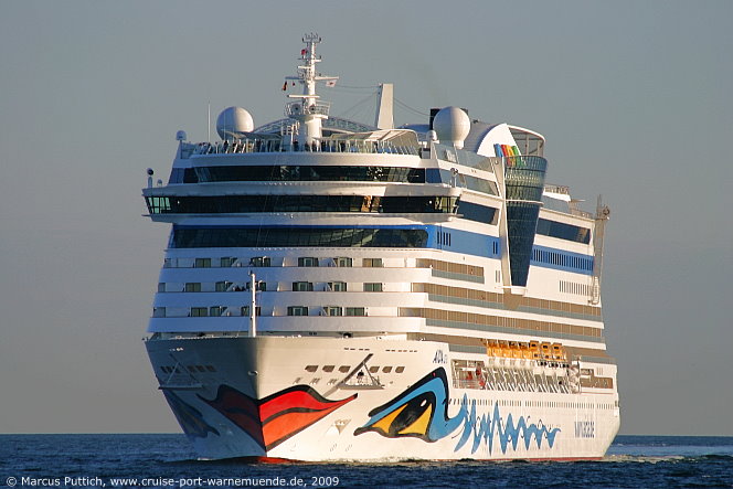 Das Kreuzfahrtschiff AIDAluna am 01. Juni 2009 im Kreuzfahrthafen Warnem&uuml;nde in der Hansestadt Rostock.