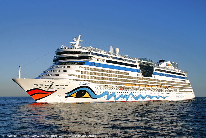 Das Kreuzfahrtschiff AIDAluna am 01. Juni 2009 im Kreuzfahrthafen Warnem&uuml;nde in der Hansestadt Rostock.