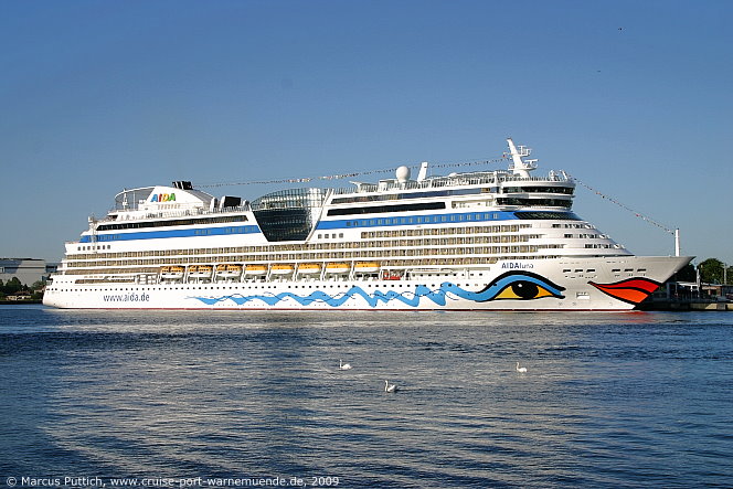 Das Kreuzfahrtschiff AIDAluna am 01. Juni 2009 im Kreuzfahrthafen Warnem&uuml;nde in der Hansestadt Rostock.